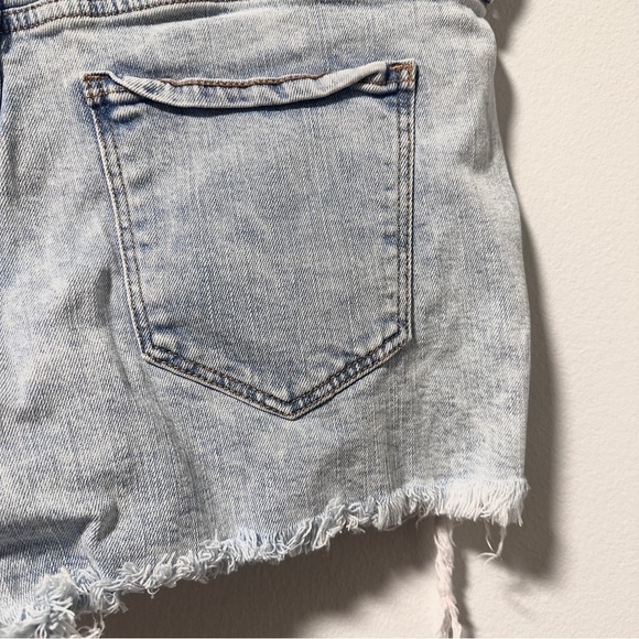 Old Navy Boyfriend Denim Shorts Distressed Cutoffs Light Wash Women’s Size 10 - Picture 8 of 12